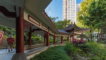 枣红色的迴廊为公园提供了有上盖的连接通道。游人可以坐在廊边，在荫蔽中欣赏四周的青葱景色。